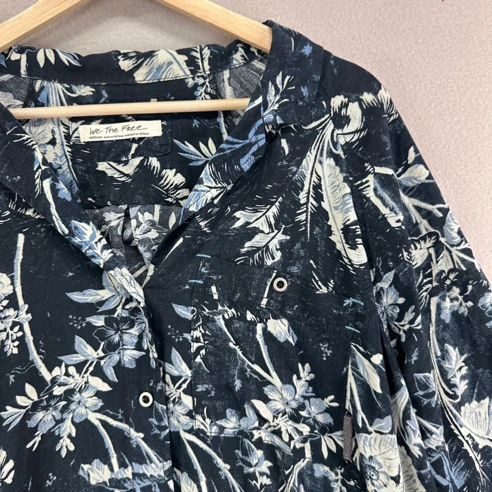 We The‎ Free Hawaiian Shirt Womens M Blue Button Up Oversized Beach Vacation